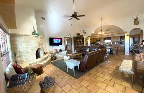 Fredericksburg Other | Stunning Fredericksburg Ranch House with Pool and Hot Tub!