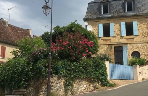 Mouleydier House | Stunning French Stone House With Fantastic River Views. Quiet location.
