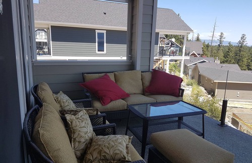 Central Okanagan Cottage | Stunning Full 3 Bedroom Cottage with Lakeview!