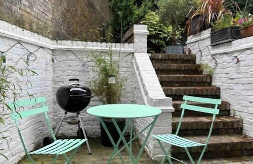 Camden Town with Primrose Hill Apartment | Stunning Garden Flat in the Heart of London, moments from Primrose Hill & Camden