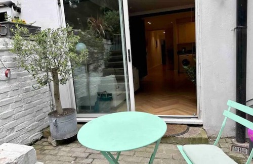 Camden Town with Primrose Hill Apartment | Stunning Garden Flat in the Heart of London, moments from Primrose Hill & Camden