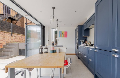 Leamington Spa Apartment | Stunning Townhouse & Basement in Leamington Spa