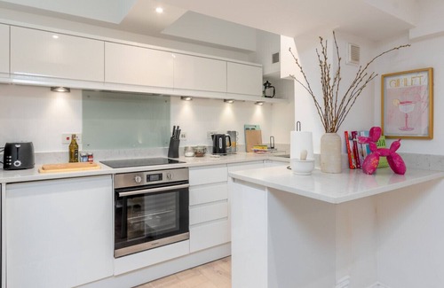 Leamington Spa Apartment | Stunning Townhouse & Basement in Leamington Spa