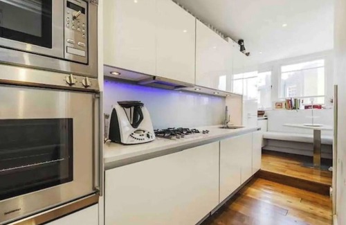 Warwick Apartment | Stunning, grand 2 bed, 2 bath apartment with balcony