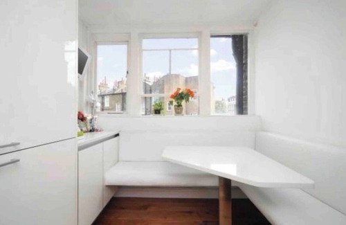 Warwick Apartment | Stunning, grand 2 bed, 2 bath apartment with balcony