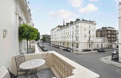 Warwick Apartment | Stunning, grand 2 bed, 2 bath apartment with balcony