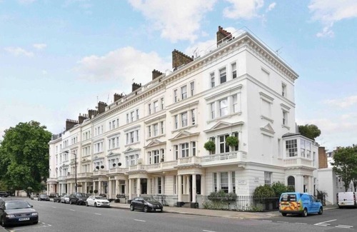 Warwick Apartment | Stunning, grand 2 bed, 2 bath apartment with balcony