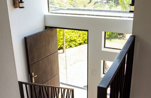 El Penol House | Stunning Guatapé home. Breathtaking views, privacy, modern amenities & parking!