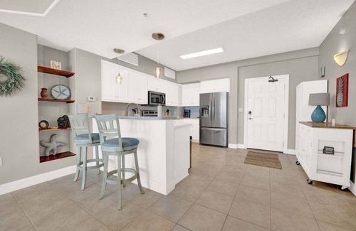 Thomas Drive House | Stunning Gulf Front Condo, Majestic Sunset Views from Private Balcony, Pool, Beach Access-Sleeps 6!