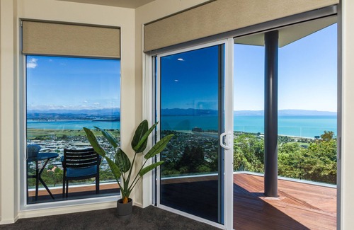 Nelson House | Stunning hill-top location, Sea Views and Spa Pool