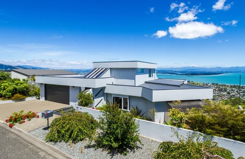 Nelson House | Stunning hill-top location, Sea Views and Spa Pool