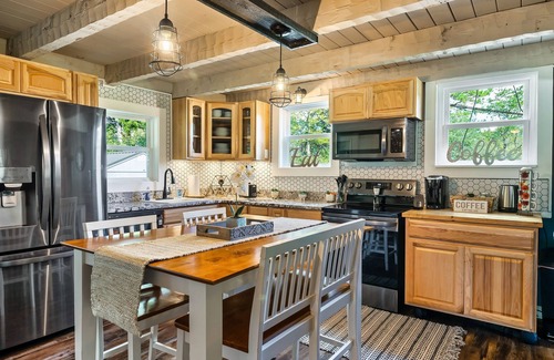 Kodak Cabin | Stunning Hillside Cabin w/Hot Tub & Game Room