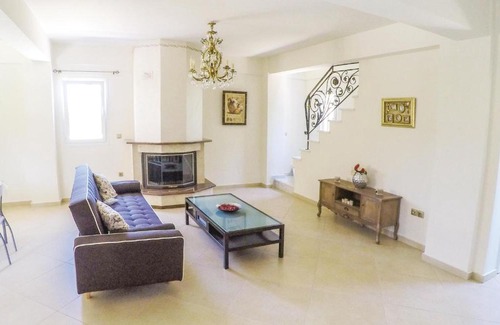 Diakofto House | Stunning home in Diakopto with 4 Bedrooms and WiFi