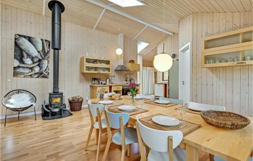 Krejbjerg House | Stunning Home In Ejstrupholm With Wifi