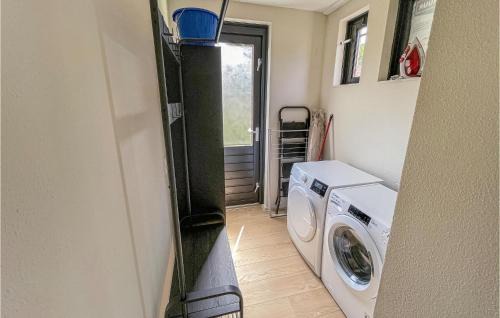 Ewijk House | Stunning Home In Ewijk With Kitchen