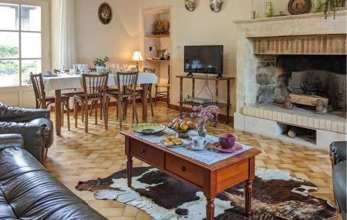 Ceaux-en-Loudun House | Stunning Home In Ceaux-En-Loudun