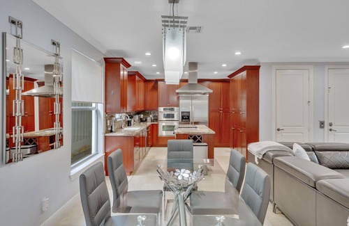 Victoria Park House | Stunning Home W/Pool Min to Beach Walk to Las Olas