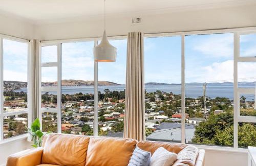 Bellerive House | Stunning Home with River Views