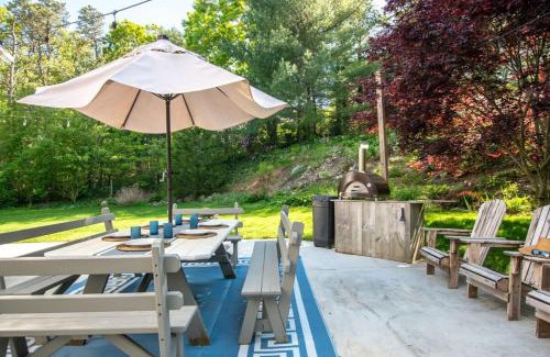 Brewster House | Stunning Home with Wet Bar Dog Welcome!