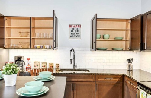 Detroit Apartment | Stunning Huge Vintage Loft Minutes From Downtown