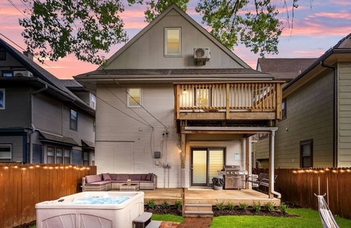 Southmoreland House | Stunning KC 6 Bdrm Home w/Hot Tub/Game Room/GYM
