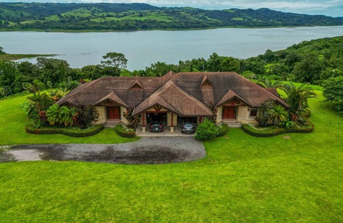 Tronadora House | Stunning Lake View Duplex with a Hot tub, WIFI, & Dog Friendly