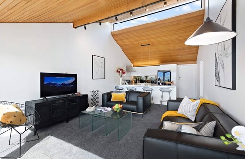 Fernhill House | STUNNING LAKE VIEW LUXURY ALPINE VILLA