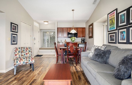 Acme Condo | 🏖️ Stunning Lake Views @ The Shores | Bayfront Deck, Private Beach Access + VIP Perks ➠ UNIT 5577