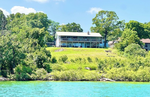 Shell Knob House | Stunning Lake Views! Lakefront 3BR 2BA Sleeps 12