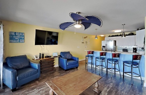 Put-in-Bay Condo | Stunning Lakefront Condo - 4 BR, 2 BA, Kitchen, Waterfront Deck -10 ppl -C113