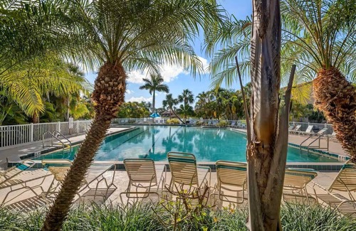 Gulf Gate Estates Condo | Stunning lakefront condo near nSiesta Key beach