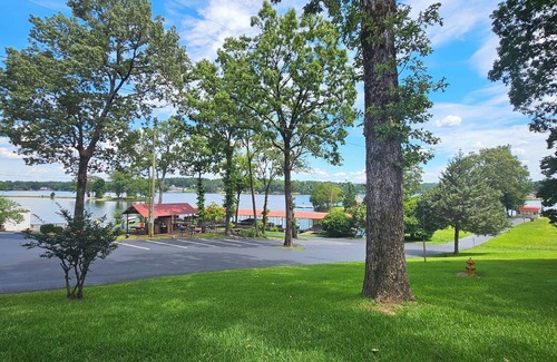 Hot Springs Condo | Stunning Lakefront Condo on Lake Hamilton with Year-Round Views
