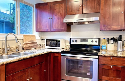 Bryn Mawr-Skyway House | Stunning Lakeview with balcony, 6min lightrail, 10min airport, walk to trailhead