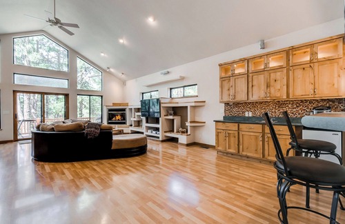 Kachina Village Cabin | Stunning large Cabin with Hot tub, AC, Pool table, fenced yard