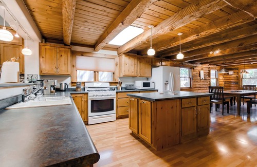 Kachina Village Cabin | Stunning large Cabin with Hot tub, AC, Pool table, fenced yard