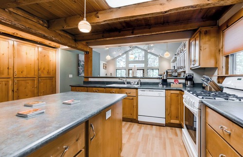 Kachina Village Cabin | Stunning large Cabin with Hot tub, AC, Pool table, fenced yard