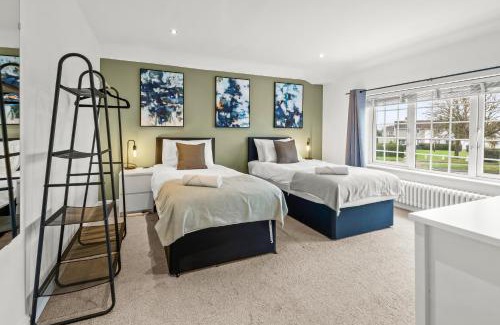 Welford Apartment | Stunning Large Modern House - 3 Car Driveway - En-suite Master Bedroom - PS4 & Table Football