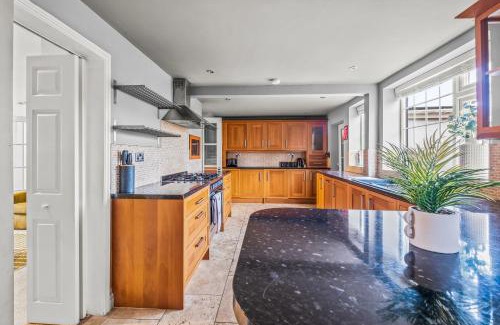 Welford Apartment | Stunning Large Modern House - 3 Car Driveway - En-suite Master Bedroom - PS4 & Table Football