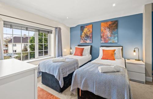 Welford Apartment | Stunning Large Modern House - 3 Car Driveway - En-suite Master Bedroom - PS4 & Table Football