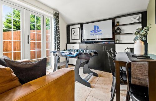 Welford Apartment | Stunning Large Modern House - 3 Car Driveway - En-suite Master Bedroom - PS4 & Table Football