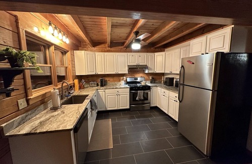 Roscoe Cabin | Stunning Log Cabin Lakehouse with/fireplace - steps from lake!