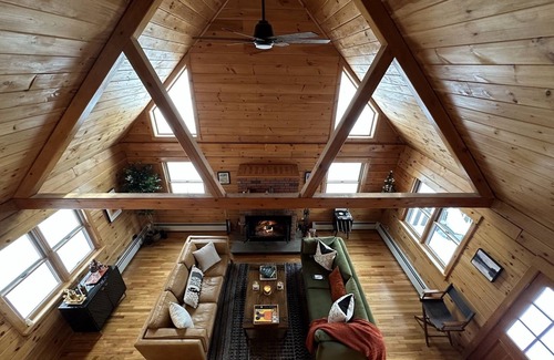 Roscoe Cabin | Stunning Log Cabin Lakehouse with/fireplace - steps from lake!