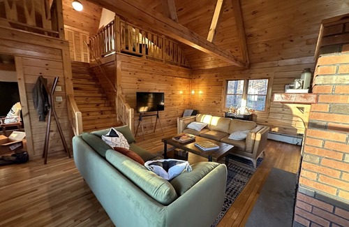 Roscoe Cabin | Stunning Log Cabin Lakehouse with/fireplace - steps from lake!