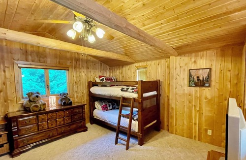 Presque Isle House | Stunning Log Cabin + Bunkhouse on Grand Lake w/kayaks