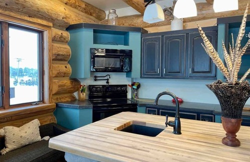 Ironwood Ski Chalet | Stunning Log Cabin Getaway at The Hannu Haus
