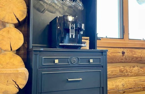 Ironwood Ski Chalet | Stunning Log Cabin Getaway at The Hannu Haus