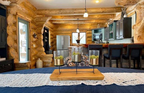 Ironwood Ski Chalet | Stunning Log Cabin Getaway at The Hannu Haus