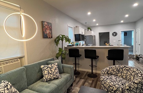 Milwaukee Apartment | Stunning Lower 2-bedroom unit is located in city of Milwaukee