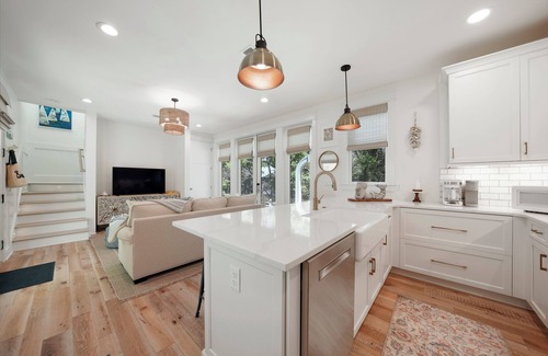 Seaside House | Stunning Luxury Guest Cottage in Seaside! Close to pool + 2 Adult Bikes!