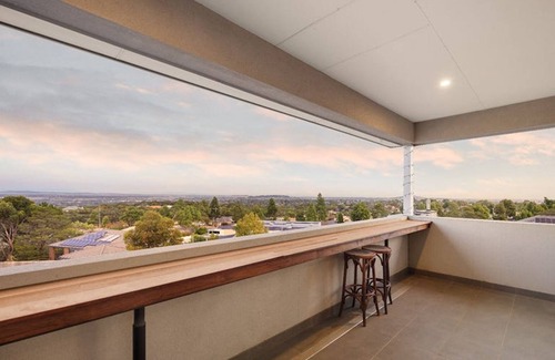 Sunbury House | Stunning Luxury, Breathtaking View. Close to the Airport and Freeways.
